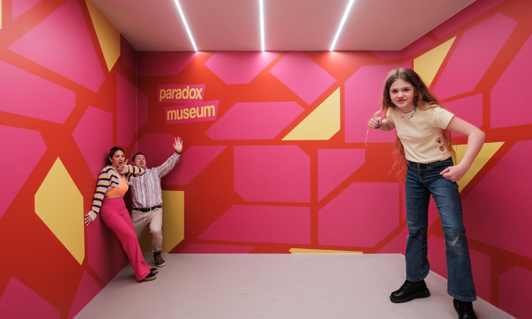 Familj besöker Ames Room pÄ Paradox Museum Stockholm