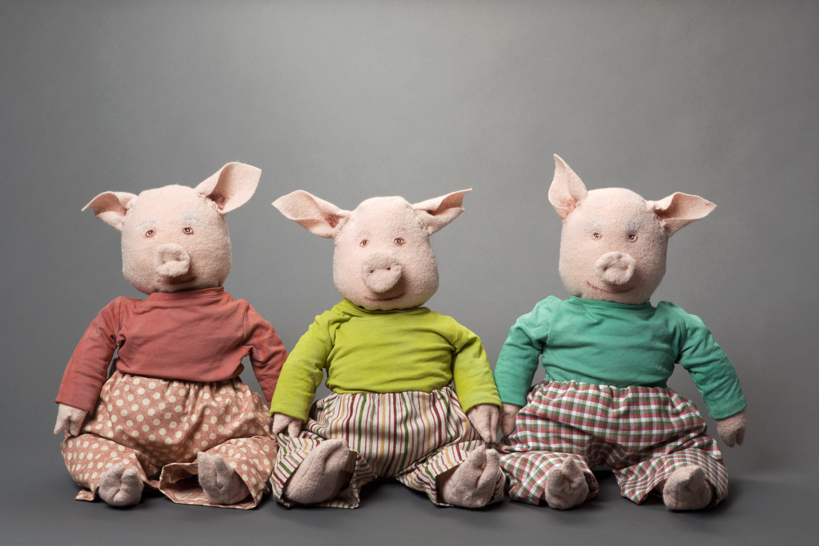 Tre påklädda grisar från föreställningen