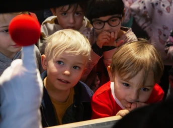 Handsken är lös, Marionetteatern