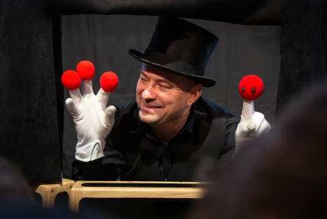 Handsken är lös, Marionetteatern