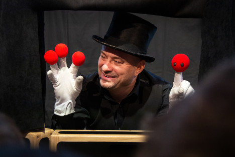 Handsken är lös, Marionetteatern