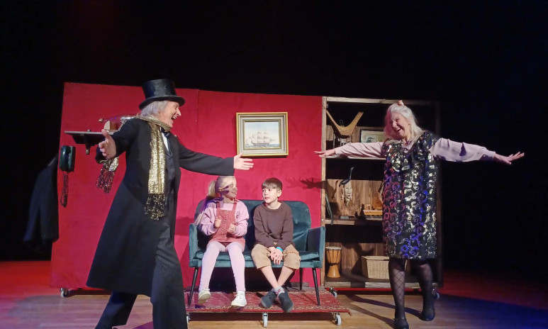 Scenbild från Hokus Pokus Alfons Åberg på Teater Bristol – barnteater för hela familjen