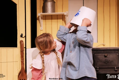 Emil fastnar i skålen med köttsoppa, Emil i Lönneberga teater i Stockholm med Teater Bristol