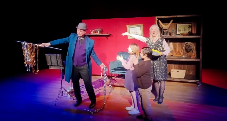 Scenbild från Hokus Pokus Alfons Åberg på Teater Bristol – barnteater för hela familjen