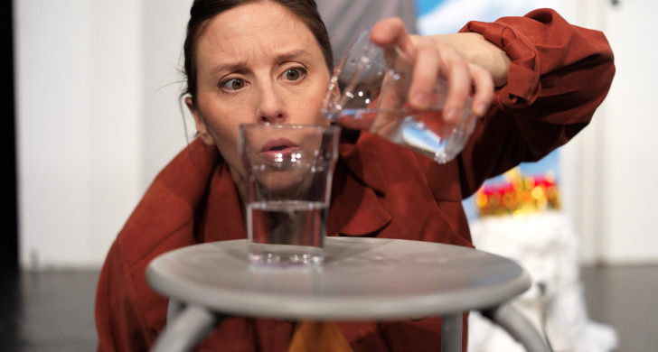 kvinna måttar glas i vatten