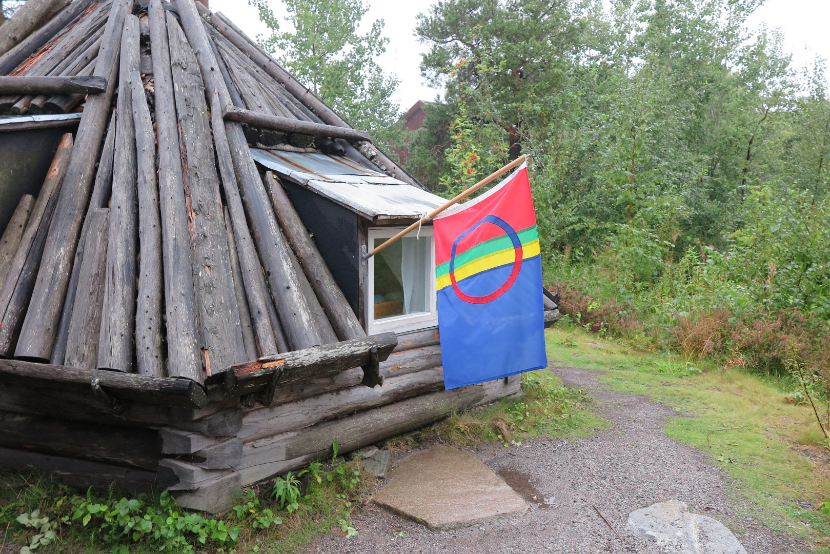 Saemien Sijte på Skansen med den samiska flaggan