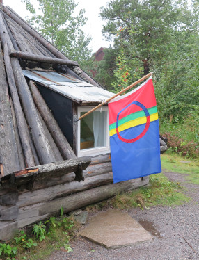 Saemien Sijte på Skansen med den samiska flaggan