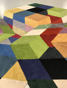 Bild på färglad geometrisk matta