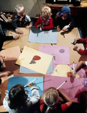 Barn som tecknar (Barn med tegneark).