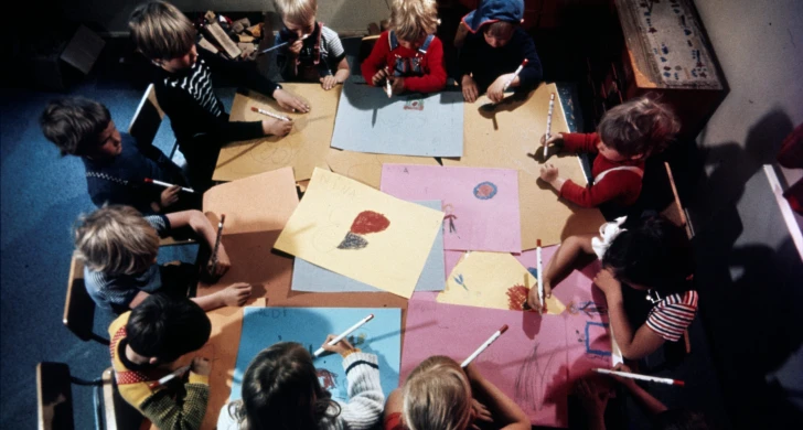 Barn som tecknar (Barn med tegneark).