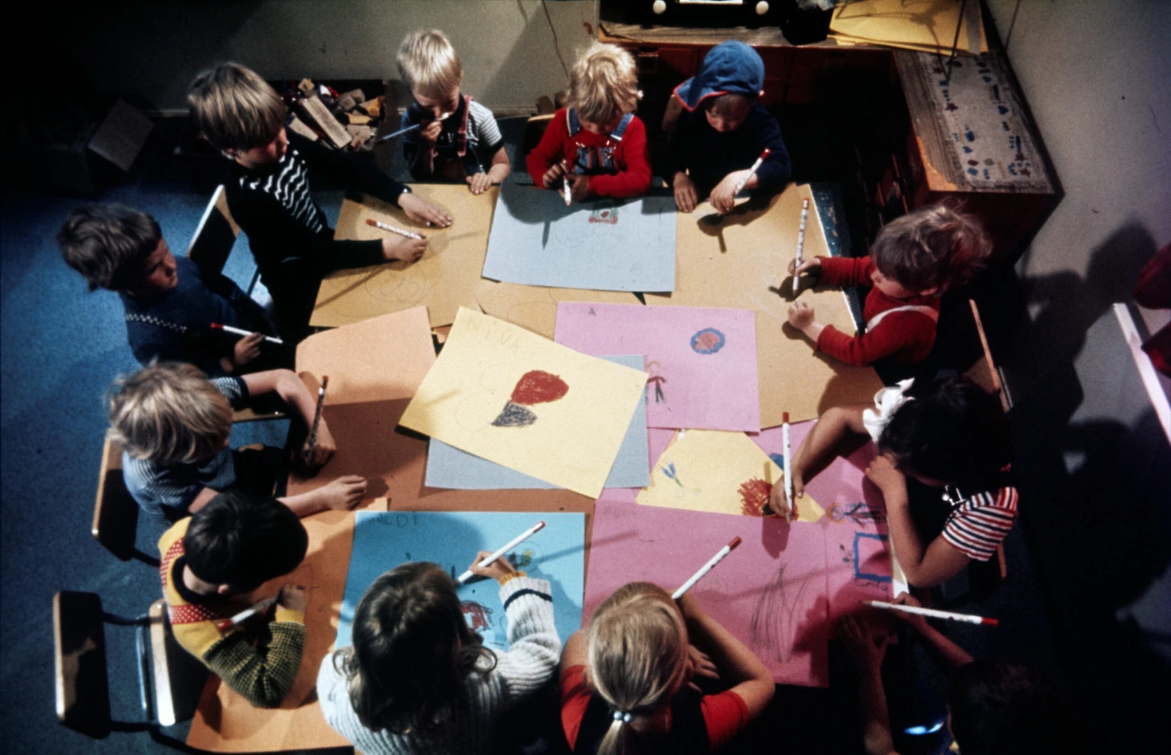 Barn som tecknar (Barn med tegneark).