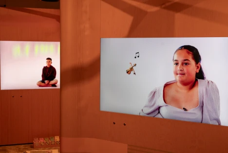 Skärmar med barn i utställningen Jag är jag!