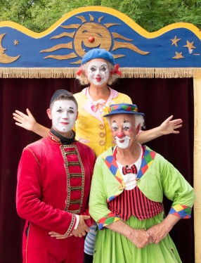 Clownerna Manne, Olle och Maria framför sin scenografi