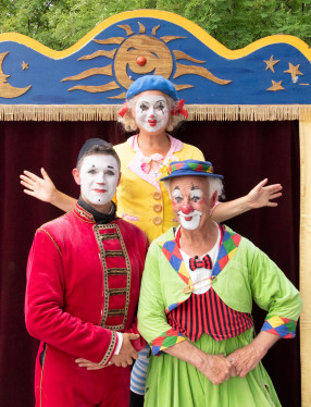 Clownerna Manne, Olle och Maria framför sin scenografi