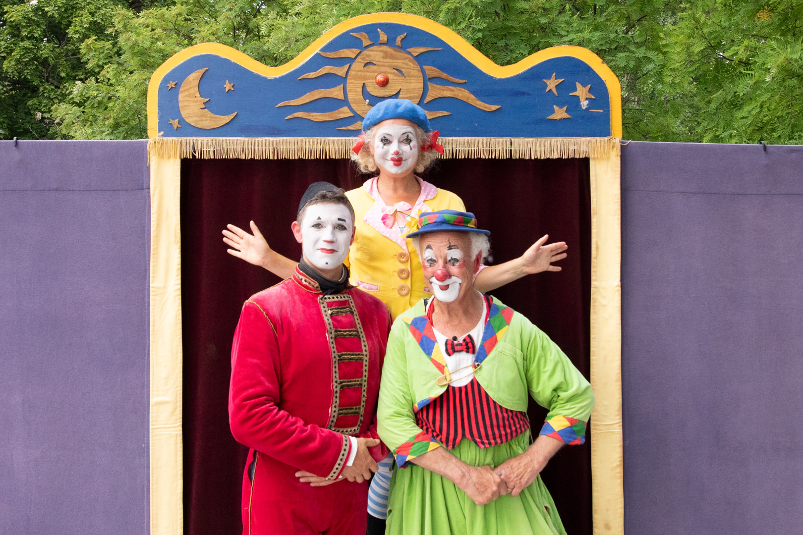 Clownerna Manne, Olle och Maria framför sin scenografi
