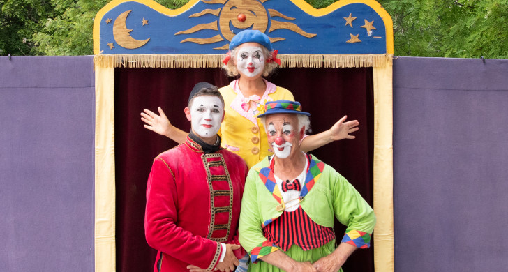 Clownerna Manne, Olle och Maria framför sin scenografi