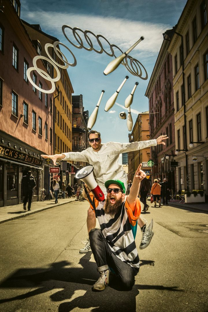 Artisterna i The Perfect Mistake med ringar och jongleringskäglor runt sig