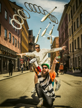 Artisterna i The Perfect Mistake med ringar och jongleringskäglor runt sig