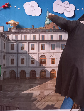 Kollage av Stadsmuseets fasad, en figur i hatt med tankebubblor som säger ”Vad gör ni?” och ”kollar runt knuten såklart!”