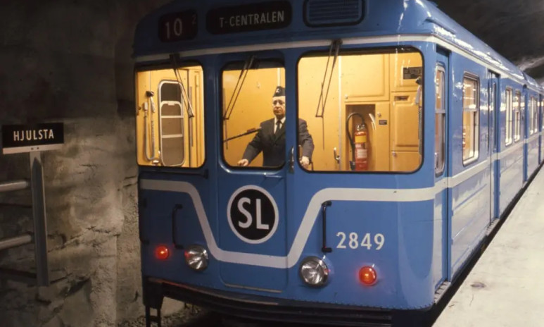 Tunnelbanestation Hjulsta. 5423 Filip Andersson är tågförare