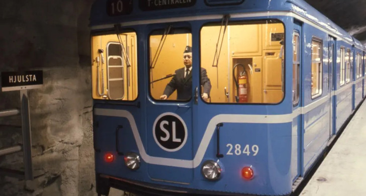 Tunnelbanestation Hjulsta. 5423 Filip Andersson är tågförare