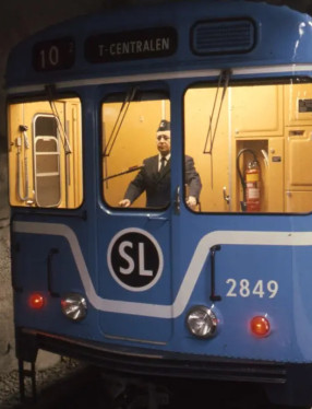 Tunnelbanestation Hjulsta. 5423 Filip Andersson är tågförare