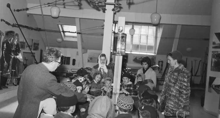 Barn besöker Spårvägsmuseet på Tulegatan.