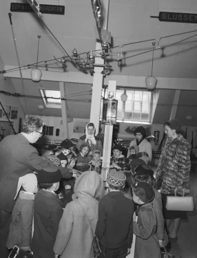 Barn besöker Spårvägsmuseet på Tulegatan.