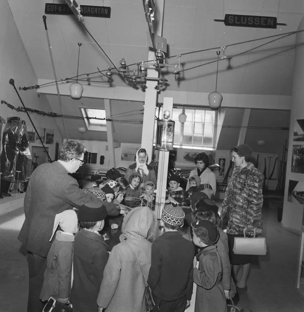 Barn besöker Spårvägsmuseet på Tulegatan.