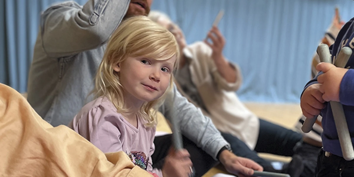 Barn med rytminstrument