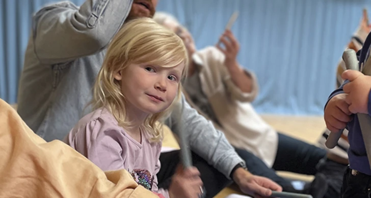 Barn med rytminstrument