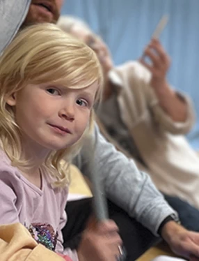 Barn med rytminstrument