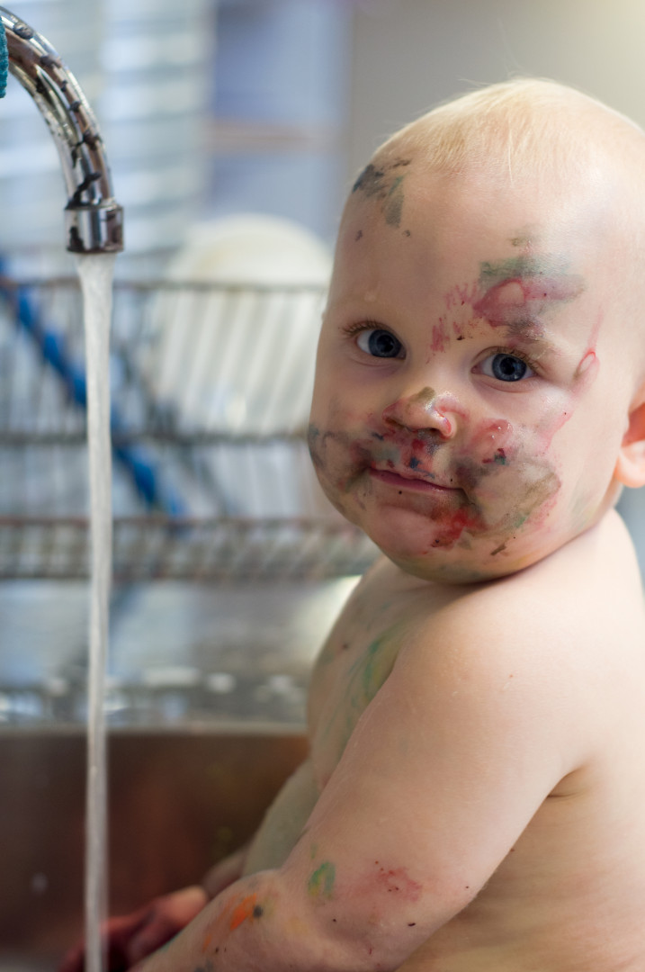 Bebis i badet efter babymålning