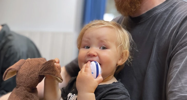 Barn med gosedjur och rytmägg