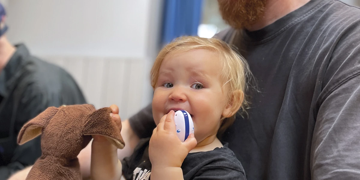 Barn med gosedjur och rytmägg