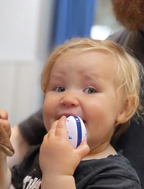 Barn med gosedjur och rytmägg