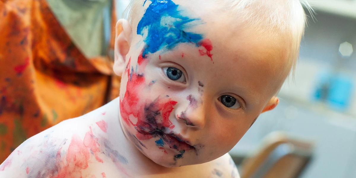 Bebis med målarfärg