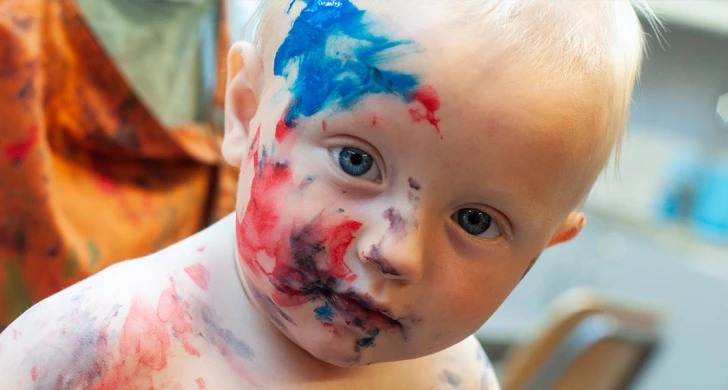 Bebis med målarfärg