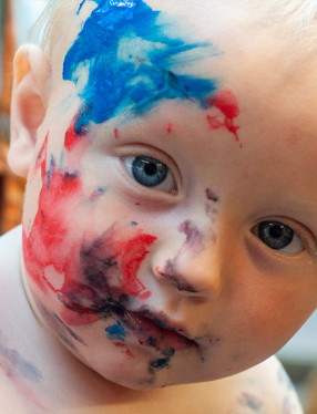 Bebis med målarfärg