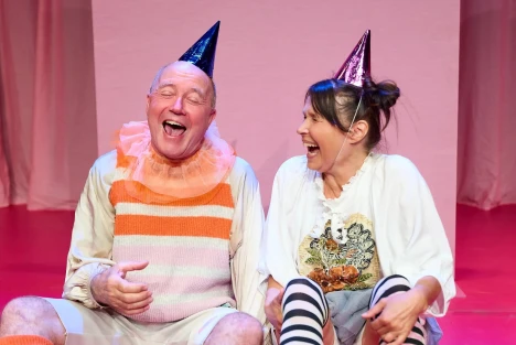 Två personer med partyhattar