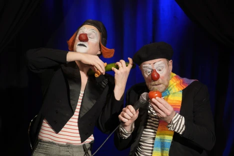 Två clowner, en gurka och en tomat