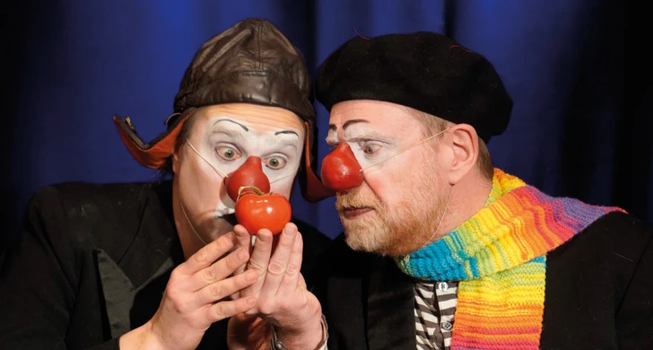 Två clowner och en tomat