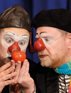 Två clowner och en tomat