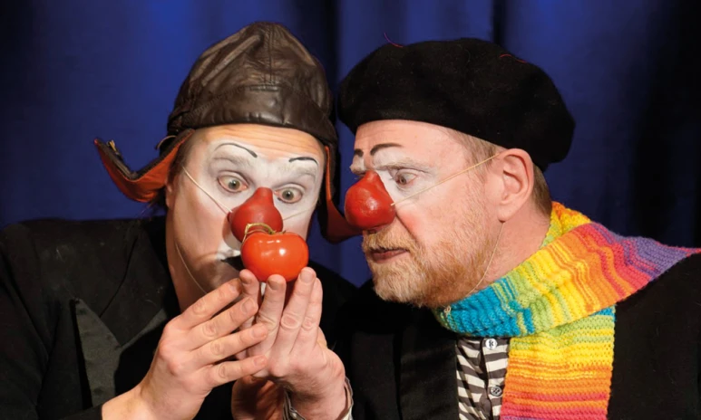 Två clowner och en tomat