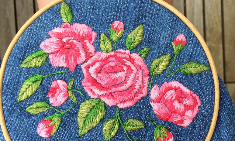 Broderi med rosor på jeanstyg