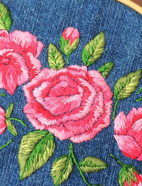 Broderi med rosor på jeanstyg