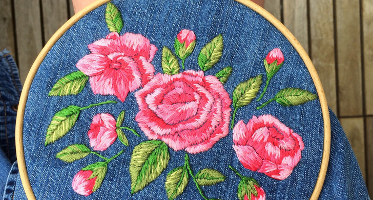 Broderi med rosor på jeanstyg