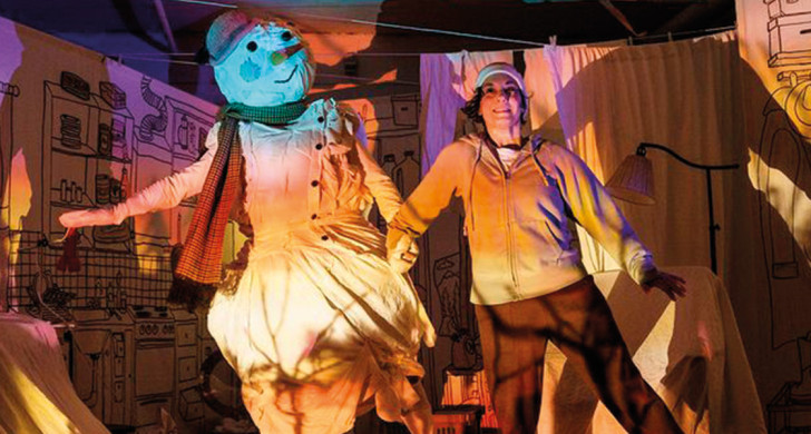 Snögubben och barnet dansar