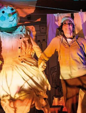 Snögubben och barnet dansar