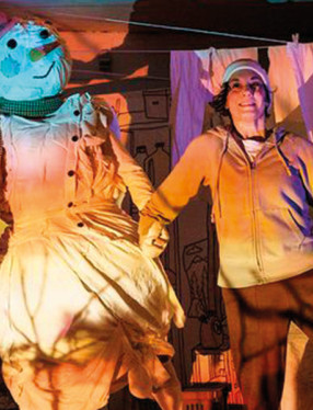 Snögubben och barnet dansar